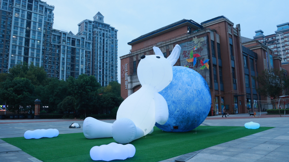 武漢驚現(xiàn)8米巨型玉兔！這個(gè)國(guó)慶，在八大家紅坊里邂逅萌趣月光